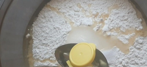 1. Этап. Чебуреки на заварном тесте: Добавить расительное масло.
