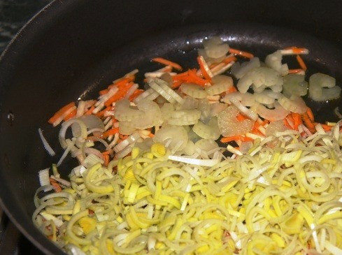 1. Этап. Простой суп на мясном бульоне: Затем добавьте зеленый сельдерей и лук-порей.