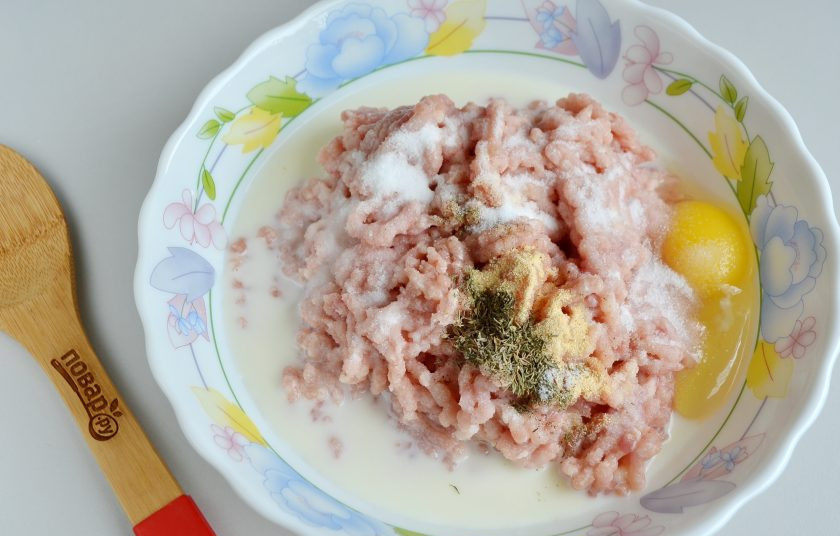 1. Этап. Французские колбаски Буден Бланк: 4. Добавьте сливки, бренди, соль, специи, яйцо. Хорошо вымешайте фарш до однородного вязкого состояния.