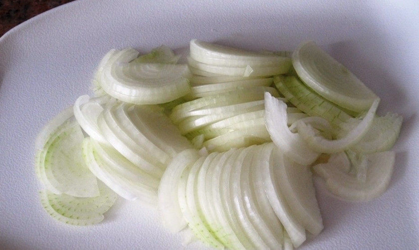 1. Этап. Карп под соусом: 4. Луковицы чищу и мою, нарезаю полукольцами или кольцами.