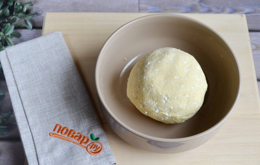 1. Этап. Деревенский картофельный пирог: 3. Тесто пластичное, приятное к рукам, легко собирается в шарик. Оберните его пленкой и отправьте в холодильник.