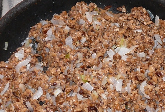 1. Этап. Грибная икра из сушеных грибов: Затем грибы добавьте к луку в сковороду. Помешивая, жарьте ингредиенты 30 минут. Добавьте перец и соль по вкусу.