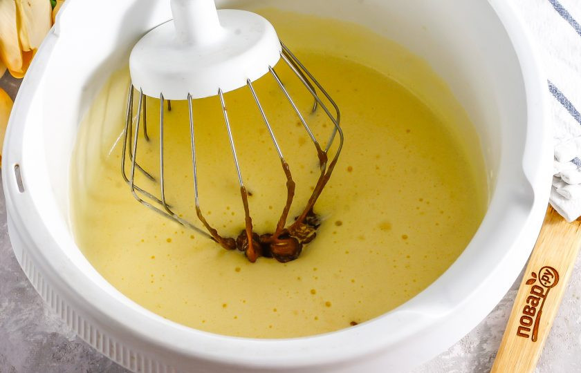 1. Этап. Шоколадный фондан Гордона Рамзи: Вмешайте слегка остывший шоколад во взбитую яичную массу.