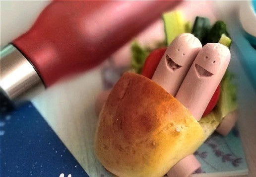 1. Этап. Бутерброд Весёлые сосиски: Теперь собираем бутерброд. Крепим 