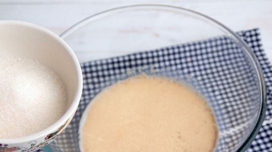 1. Этап. Оригинальные булочки: Добавьте сахар. Размешайте смесь. Оставьте опару подходить на 15 минут.