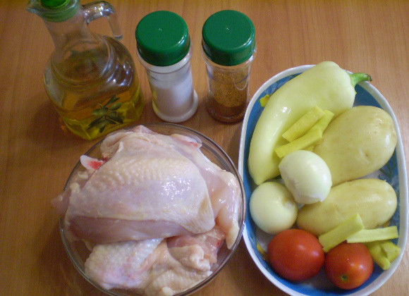 1. Этап. Курица, запеченная с картофелем и овощами: 1. Приготовим продукты. Курицу и овощи вымыть. Овощи очистить и подготовить к нарезке. Курицу порубить на части.