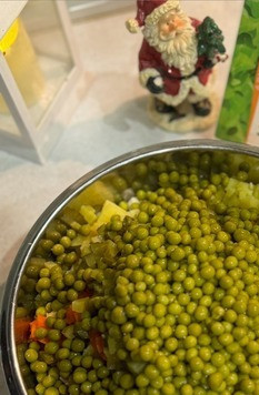 1. Этап. Рождественский салат Оливье: Добавить зеленый горошек, майонез, соль по вкусу, все соединить