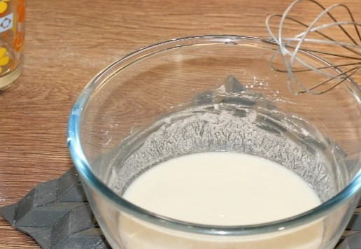 1. Этап. Морские узелки с чесночным маслом: 3. Приготовим опару. Смешайте 2 ст. л. муки с сахаром и дрожжами. Влейте воду и перемешайте венчиком. Поставьте миску с опарой в теплое место до появления пенной шапочки, минут на 30.