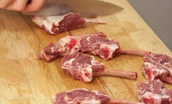 1. Этап. Каре ягненка на сковороде: А теперь аккуратно между ребрами разрезаем на порционные кусочки