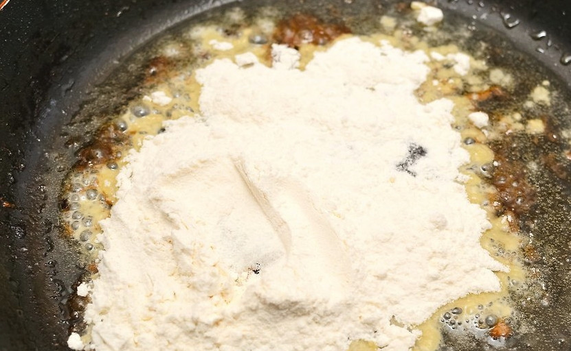 1. Этап. Куриная грудка с грибами: Растопите оставшееся масло и обжарьте в нем муку минуту-две.