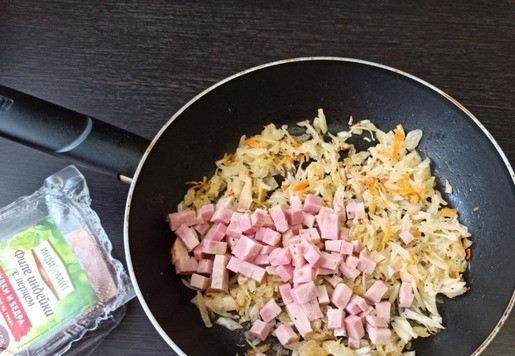 1. Этап. Пирожки из лаваша с квашеной капустой: Запеченное мясо индейки нарезать маленькими кубиками и добавить к капусте. Прогреть все вместе минуту-другую.