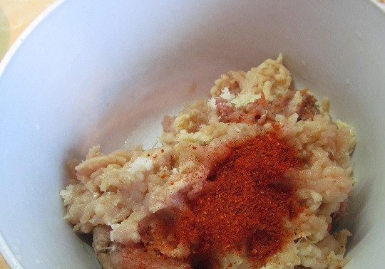 1. Этап. Колбаски из куриного фарша: 2. Пропустить филе, чеснок и немного свинины через мясорубку. Добавить в фарш соль, перец, паприку для цвета и другие специи по вкусу.