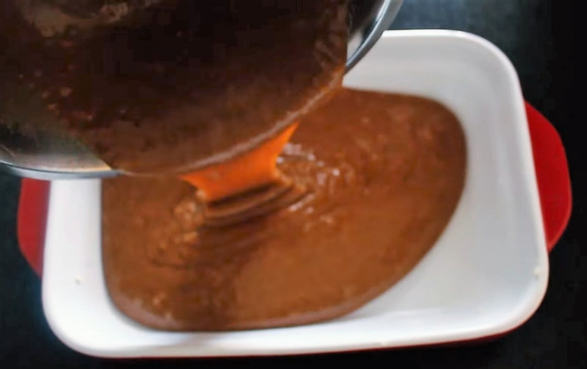 1. Этап. Брауни Елочки: 4. Добавьте тесто в шоколадно-яичную массу, очень хорошо взбейте миксером до состояния однородной массы.