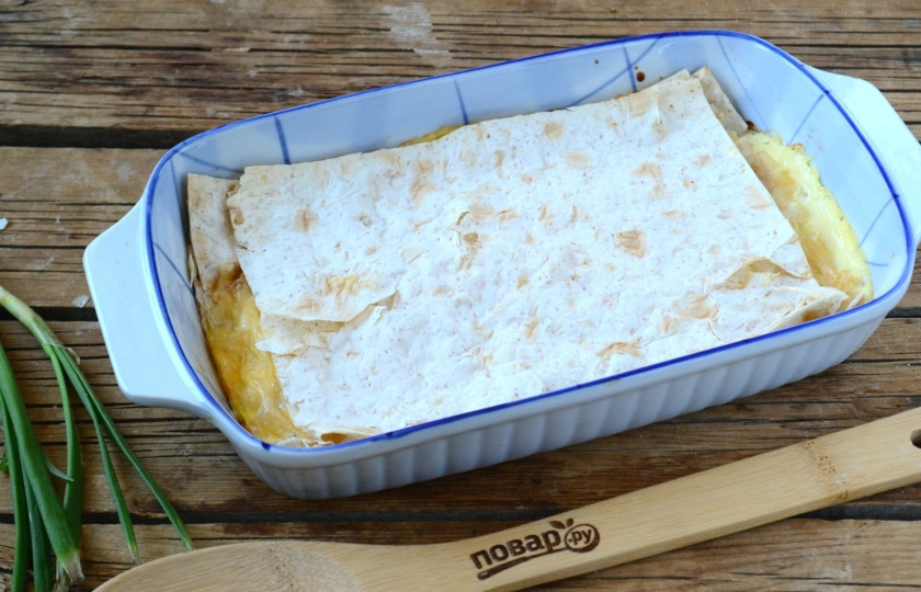 1. Этап. Сырный пирог из армянского лаваша: Отправьте пирог в духовку, разогретую до 180 градусов, на 20 минут. Как только увидите, что сыр расплавился, а яйцо свернулось, вынимайте пирог из духовки.