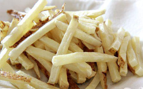 1. Этап. Хрустящий картофель-фри: 4. Извлечь картофель из кастрюли и выложить на бумажные полотенца, чтобы стекло масло. Дать постоять в течение по крайней мере 10 минут или до 2 часов.