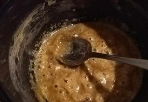 1. Этап. Гуляш из курицы: В это время растопить сливочное масло, добавить муку и, перемешивая, поджарить 1 минутку.