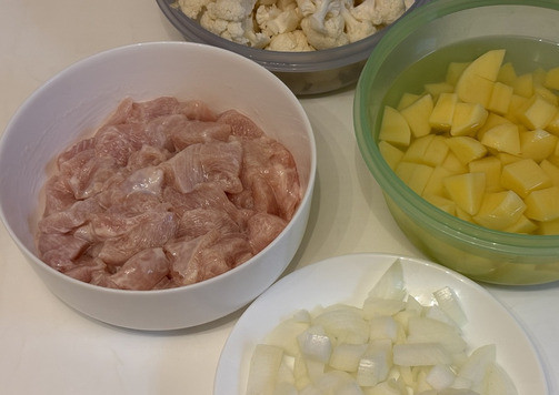 1. Этап. Рагу Жёлтое: Нарезать мясо кубиками около 2-3 сантиметров, также нарезать картофель и лук (помельче). Мясо посолить, развести крахмал в двух ст. ложках воды, добавить к мясу и хорошо перемешать.