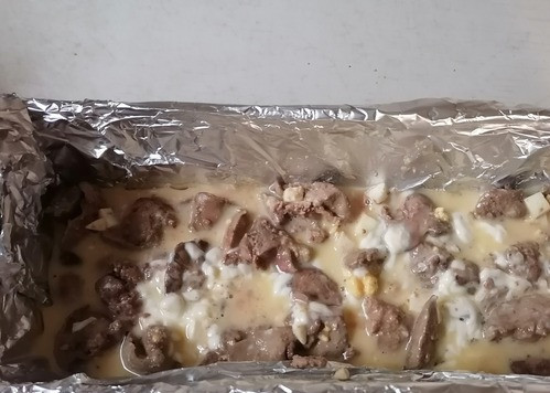 1. Этап. Запеканка с куриной печенью: Выложить получившуюся смесь в форму, смазанную маслом. Залить яичной заливкой. Запекать около 20-25 минут при 180 градусах. Жидкости почти не должно быть