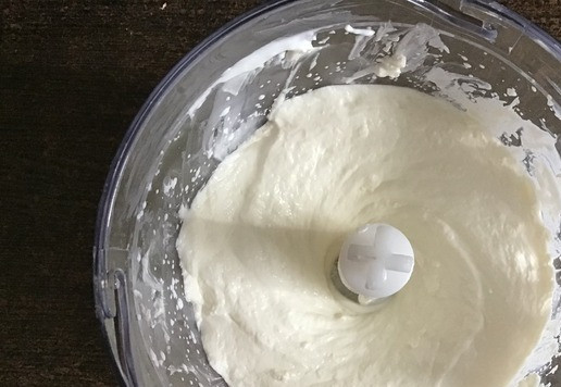 1. Этап. Карамелизированные персики: Приготовить крем. Для этого в кухонный процессор добавить греческий йогурт без добавок, сахарную пудру и творожный сыр (я использовала творожный сыр Сливочный от Hochland). Взбить до однородной консистенции. Крем можно приготовить и без сахара.