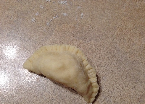 1. Этап. Квери с сыром: Тщательно защипываем края, формируя квери.