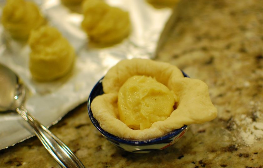 1. Этап. Японская выпечка: Каждый шарик наполните начинкой. Я очень часто из шарика делаю лепешку, кладу ее на небольшую рюмочку, а в центр выкладываю начинку. Это же можно сделать и в руках, как вам удобно.