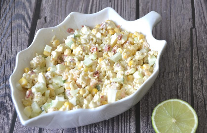 1. Этап. Салат с Дошираком: Посолите, заправьте майонезом и аккуратно перемешайте.