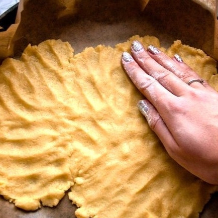 1. Этап. Черничный пирог с творогом: Далее прямо руками (этим процессом у нас обычно заведует жена) начинаем утрамбовывать получившееся тесто в форме для выпекания. Форму предварительно застелем кондитерской бумагой.