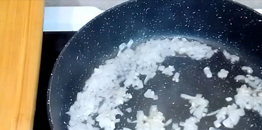 1. Этап. Итальянские фрикадельки с томатным соусом Маринара: Измельчите лук и чеснок. Обжарьте лук на растительном масле до полупрозрачности. Затем добавьте чеснок и обжаривайте до появления характерного запаха, примерно 30 секунд.