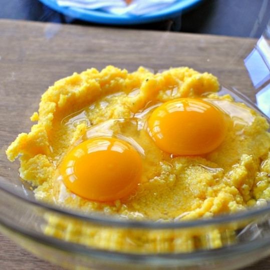 1. Этап. Вафли с беконом: Когда кукурузная мука впитает всю воду и остынет до комнатной температуры (на это уйдет минут 10, не меньше), перекладываем ее в большую миску. Туда же разбиваем два яйца.