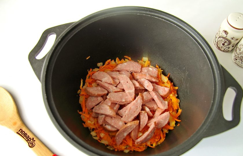 1. Этап. Рагу с краковской колбасой: Добавьте нарезанную кружочками или полукружочками колбасу.