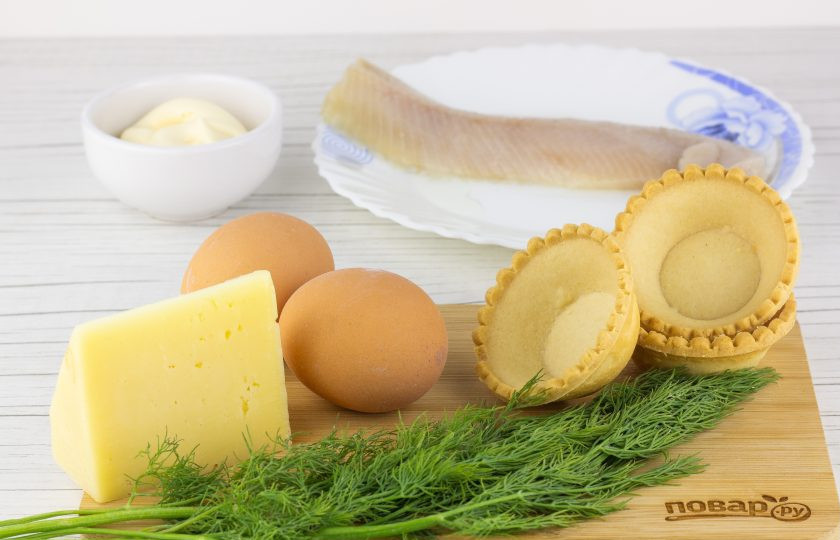 1. Этап. Закуска Тарталетки с сельдью на Новый год 2025: Подготовьте все необходимые ингредиенты. Яйца заранее отварите и остудите. Подготовьте сельдь, нам нужно филе без костей.