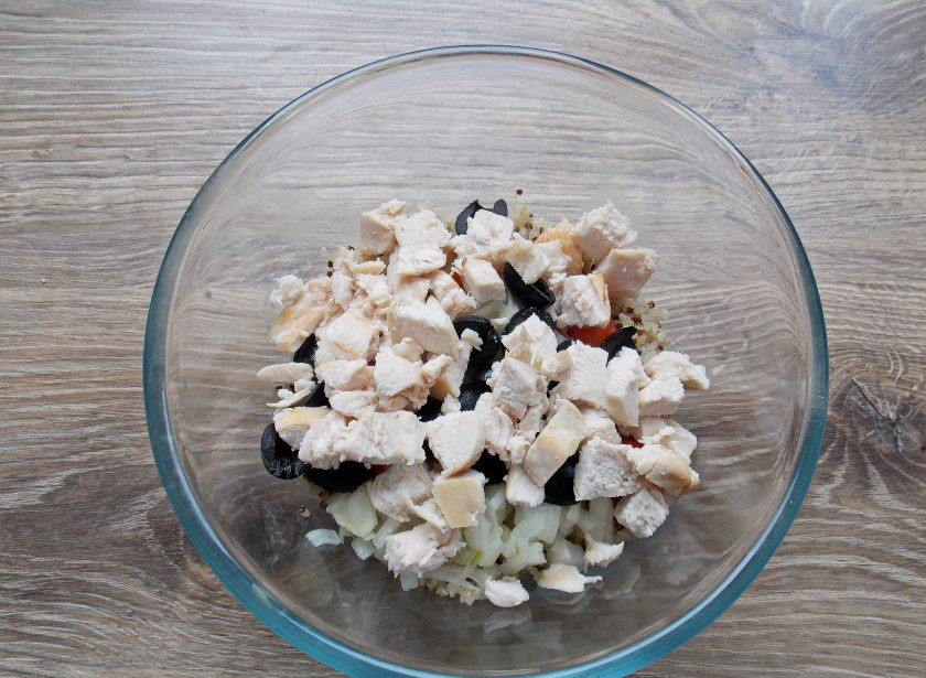 1. Этап. Салат с киноа и курицей: Остывшую куриную грудку порежьте кубиком и добавьте в миску.