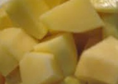 1. Этап. Суп с гречкой и солеными огурцами: Перебираем гречневую крупу. Отделяем травинки и черные крупы, промываем в миске с водой и пропускаем через дуршлаг. Чистим, моем и нарезаем картофель.