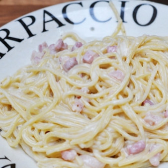 Спагетти с беконом и сливками