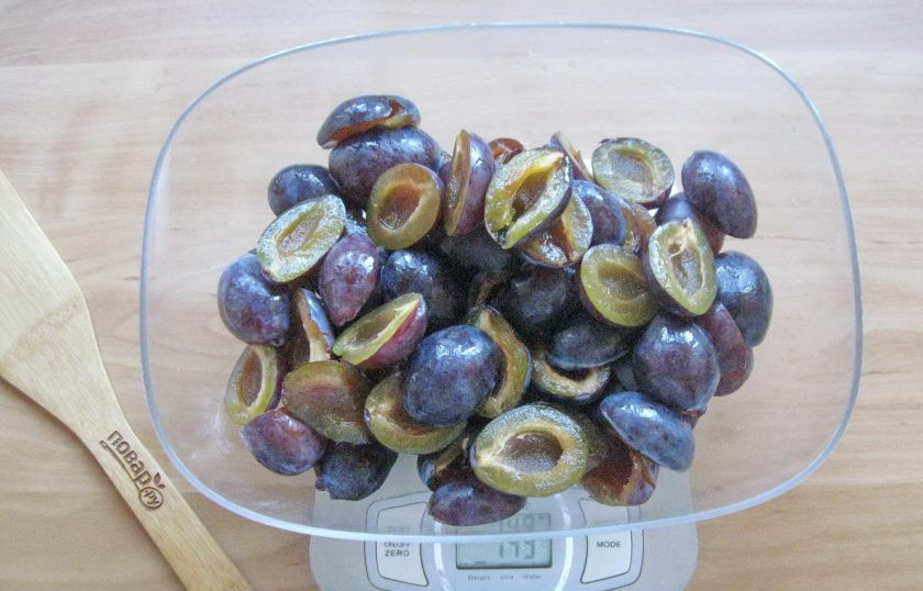 1. Этап. Густой сливовый джем: После взвесьте чистый вес сливы. У меня получилось 749 грамм.