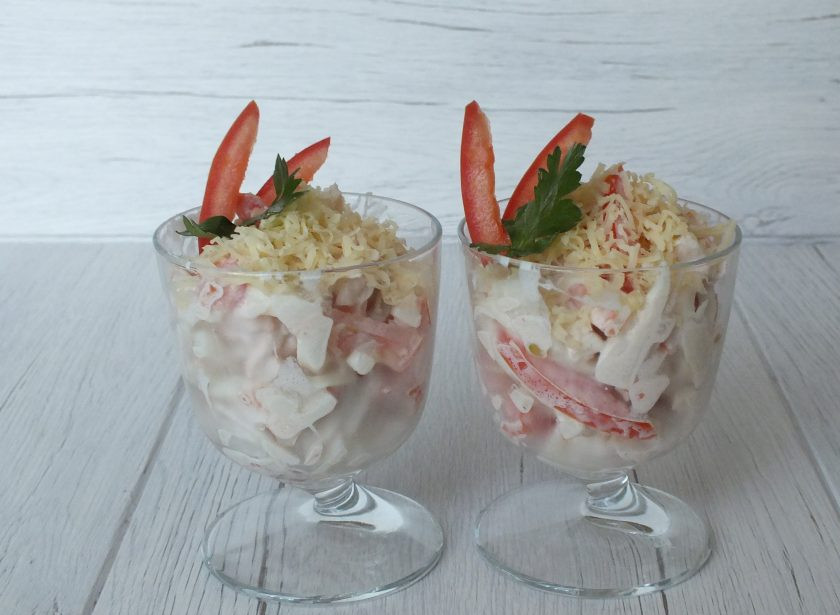 1. Этап. Салат Красное море с кальмарами: Салат разложите порционно, сверху посыпьте тертым сыром. Оформите по желанию и сразу же подавайте к столу.