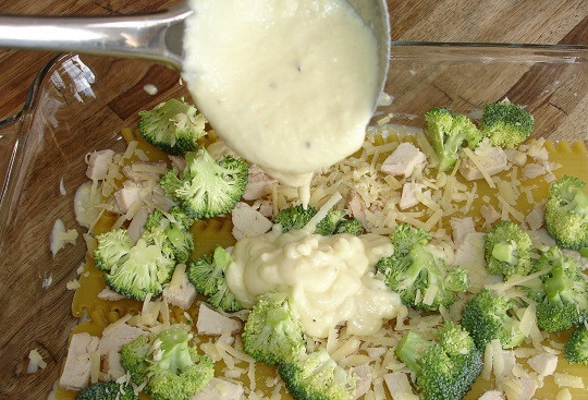 1. Этап. Лазанья с брокколи: 8. Распределить по всей поверхности часть брокколи. Соус, предварительно посолив, поперчив и добавив мускатный орех, выложить сверху.