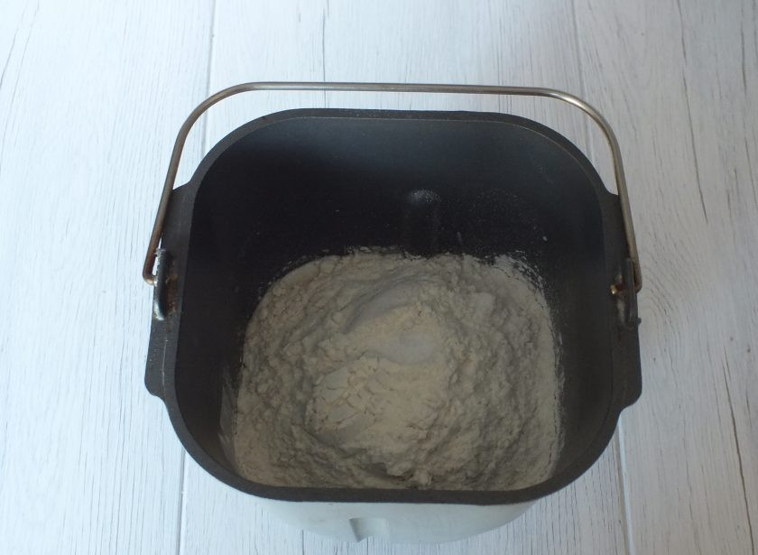 1. Этап. Хлеб на свежих дрожжах в хлебопечке: В ведерко хлебопечки вылейте содержимое стакана. Добавьте 300 грамм муки, растительное масло. Поставьте ведерко в хлебопечку. Включите режим 