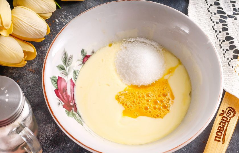 1. Этап. Сахарное печенье для росписи: Растопите в микроволновке или на водяной бане сливочное масло и слегка остудите. Вбейте в емкость к маслу куриное яйцо, всыпьте соль и сахар. Аккуратно все перемешайте.