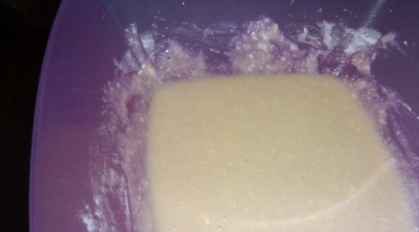 1. Этап. Шарлотка с яблоками и кефиром: 2. Влейте кефир, добавьте разрыхлитель и перемешайте. Затем добавьте муку. По густоте тесто должно быть схожим на сметану (я добавила чуть меньше стакана муки).