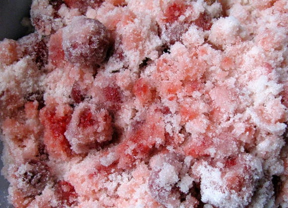 1. Этап. Клубника, перетертая с сахаром: 3. Перемешайте ягоды с сахаром.