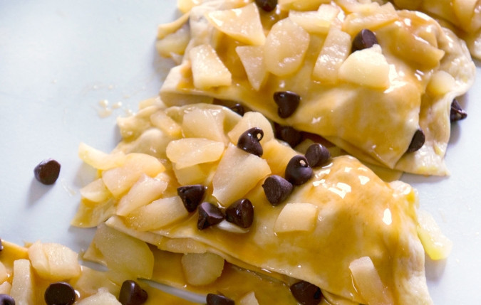 1. Этап. Тесто с яблоком и карамелью: 3. Потом тесто нарежьте на равные удлинённые кусочки, размером с ладонь, и уложите их по 3 штуки друг на друга.