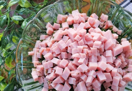 1. Этап. Салат Азарт: Нарезать некрупными кубиками карбонад