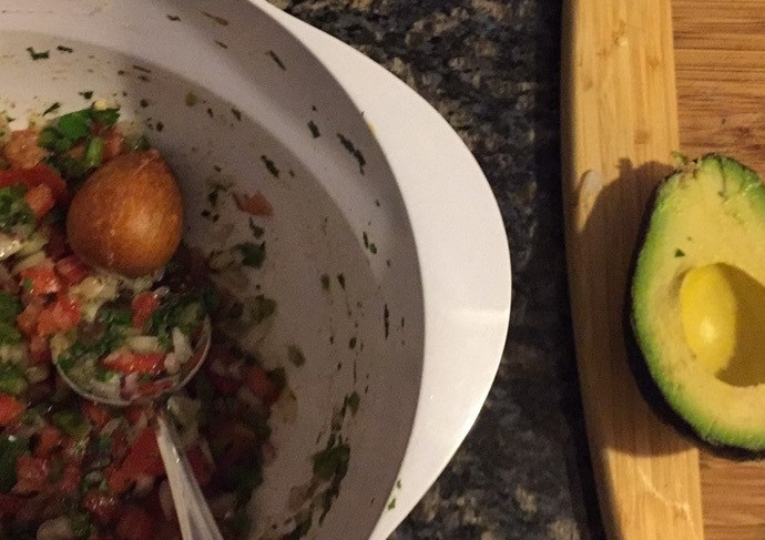 1. Этап. Вкуснейший Гуакамоле: 5. Косточку от одного авокадо выложите к овощам в миске, она поможет сохранить свежесть.