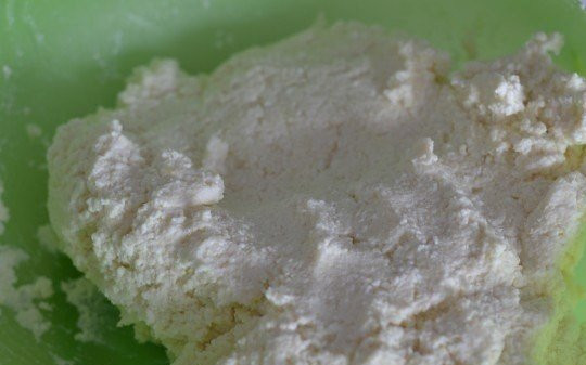 1. Этап. Идеальные сырники: Добавить муку, замесить тесто.