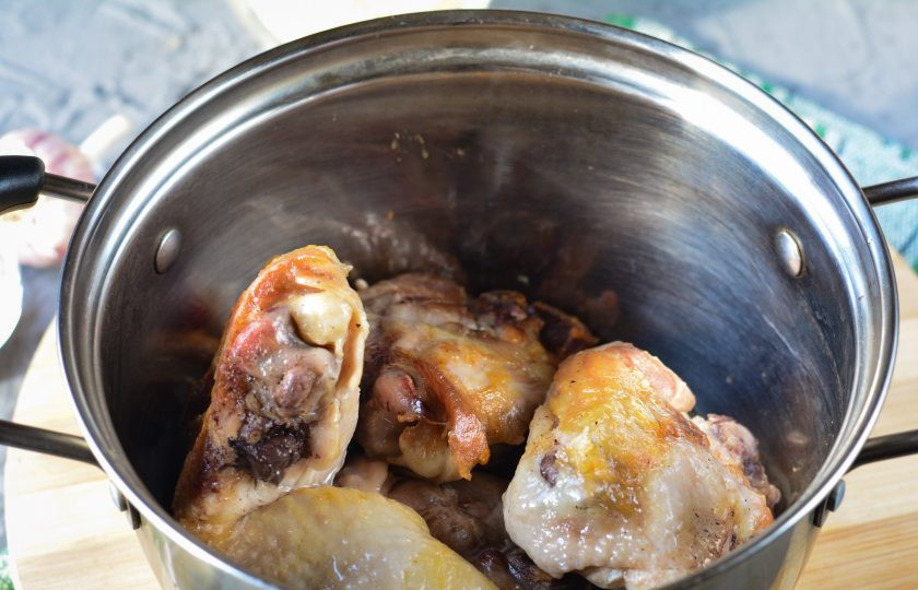 1. Этап. Плов с томатной пастой: Мясо вымойте, просушите и обжарьте быстро до золотистой корочки с маслом. Можно использовать свинину, баранину или говядину на ваш вкус. При обжарке мясо посолите.