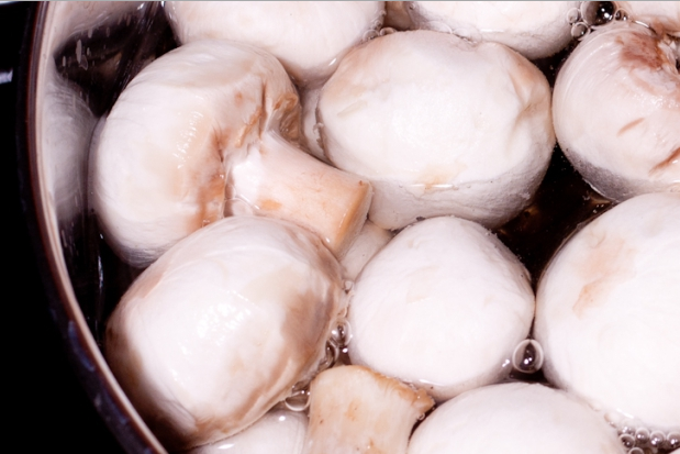 1. Этап. Грибы в кляре: 1. Шампиньоны отварим в подсоленной воде 5-10 минут. Отцедим от жидкости.