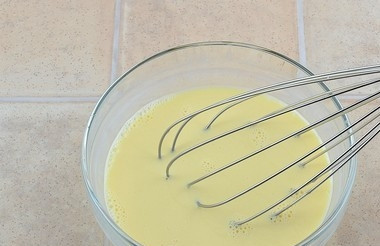 1. Этап. Рыба с луком и морковью: В глубокой миске взбейте яйца со сливками и солью.