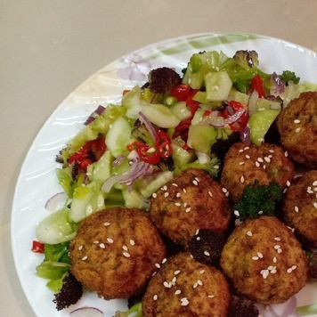 1. Этап. Курица по-китайски: Готовые шарики выложить на бумажные салфетки и промокнуть излишки жира. Подавать шарики, посыпав кунжутными семечками и полив соевым соусом. На гарнир подойдет микс из салатных листьев. Приятного аппетита!