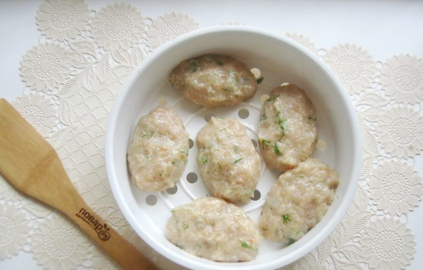 1. Этап. Паровые котлеты в микроволновке: Из фарша сформируйте котлеты и выложите в поддон для приготовления блюд на пару. Для микроволновки он должен быть пластиковый.